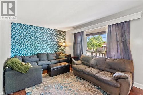 311 Highland Avenue, Fort Erie, ON - Indoor Photo Showing Living Room