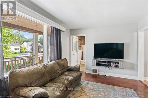 311 Highland Avenue, Fort Erie, ON - Indoor Photo Showing Living Room