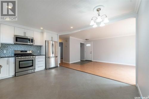 1010 Hochelaga Street W, Moose Jaw, SK - Indoor Photo Showing Kitchen