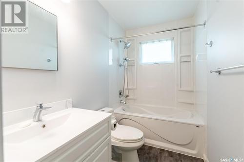 1010 Hochelaga Street W, Moose Jaw, SK - Indoor Photo Showing Bathroom