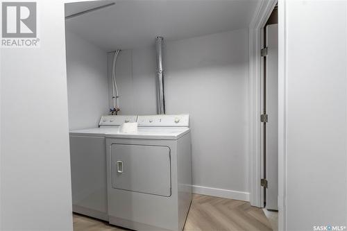 1010 Hochelaga Street W, Moose Jaw, SK - Indoor Photo Showing Laundry Room