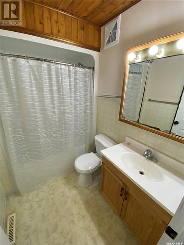 211 Eighth Avenue N, Yorkton, SK - Indoor Photo Showing Bathroom