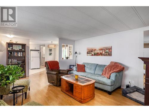 1929 Highway 97 South S Unit# 75, West Kelowna, BC - Indoor Photo Showing Living Room