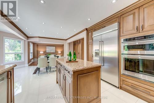 1181 Lansdown Drive, Oakville (Clearview), ON - Indoor Photo Showing Kitchen With Upgraded Kitchen