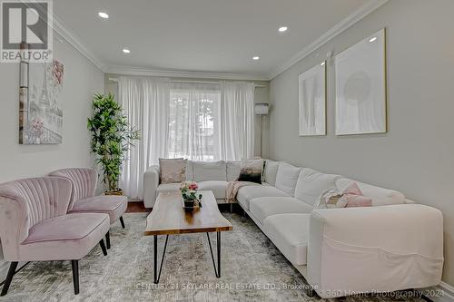 257 Centre Street, Brampton (Brampton North), ON - Indoor Photo Showing Living Room