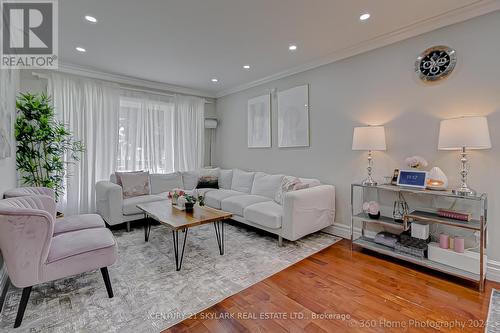 257 Centre Street, Brampton (Brampton North), ON - Indoor Photo Showing Living Room