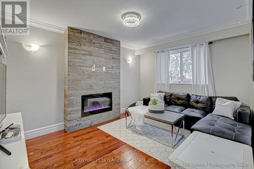 257 Centre Street, Brampton (Brampton North), ON - Indoor Photo Showing Living Room With Fireplace