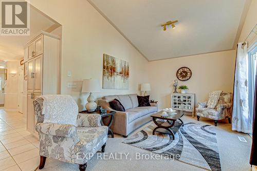 37 Peach Street E, Tillsonburg, ON - Indoor Photo Showing Living Room