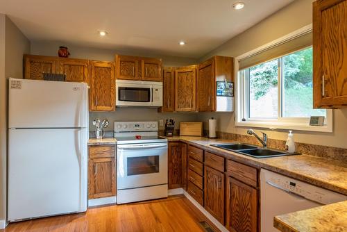 1415 Earl Street, Rossland, BC - Indoor Photo Showing Kitchen With Double Sink