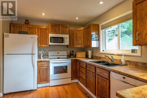 1415 Earl Street, Rossland, BC - Indoor Photo Showing Kitchen With Double Sink