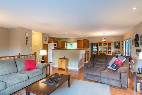 1415 Earl Street, Rossland, BC - Indoor Photo Showing Living Room