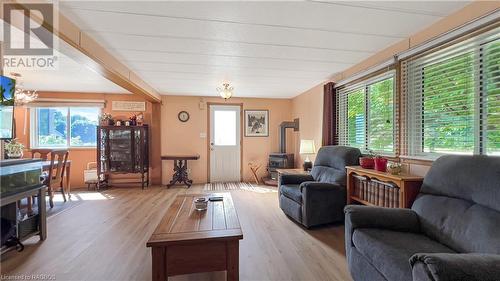 109 Meadows Drive, Bentinck Twp, ON - Indoor Photo Showing Living Room