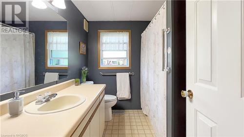 109 Meadows Drive, Bentinck Twp, ON - Indoor Photo Showing Bathroom