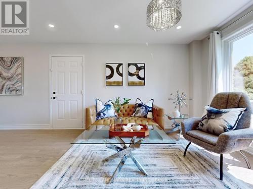 28 Holly Meadow Road, Barrie (Holly), ON - Indoor Photo Showing Living Room