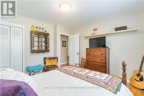 6966 Waterloo Drive, Niagara Falls, ON - Indoor Photo Showing Bedroom