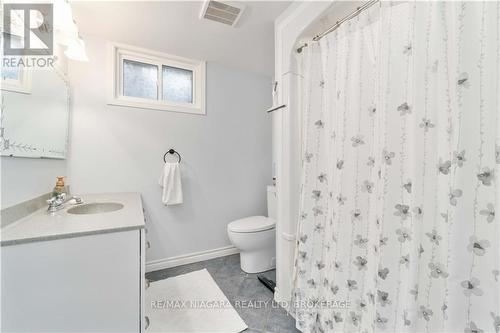 6966 Waterloo Drive, Niagara Falls, ON - Indoor Photo Showing Bathroom