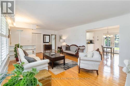 6966 Waterloo Drive, Niagara Falls, ON - Indoor Photo Showing Living Room