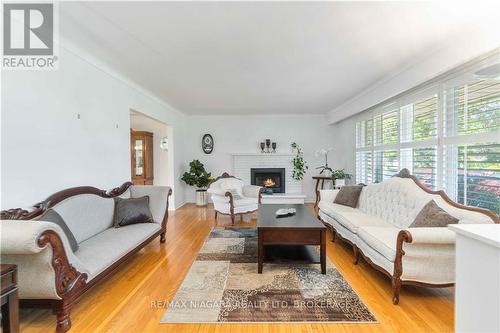 6966 Waterloo Drive, Niagara Falls, ON - Indoor Photo Showing Living Room With Fireplace