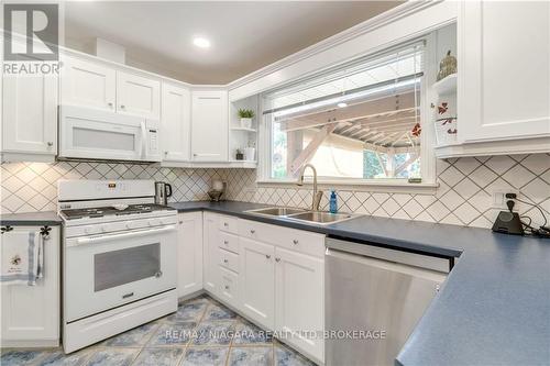 6966 Waterloo Drive, Niagara Falls, ON - Indoor Photo Showing Kitchen With Double Sink