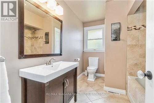 6966 Waterloo Drive, Niagara Falls, ON - Indoor Photo Showing Bathroom