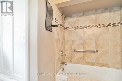 6966 Waterloo Drive, Niagara Falls, ON - Indoor Photo Showing Bathroom