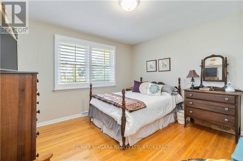 6966 Waterloo Drive, Niagara Falls, ON - Indoor Photo Showing Bedroom