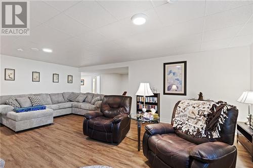 8 Billings Avenue W, South Dundas (702 - Iroquois), ON - Indoor Photo Showing Living Room