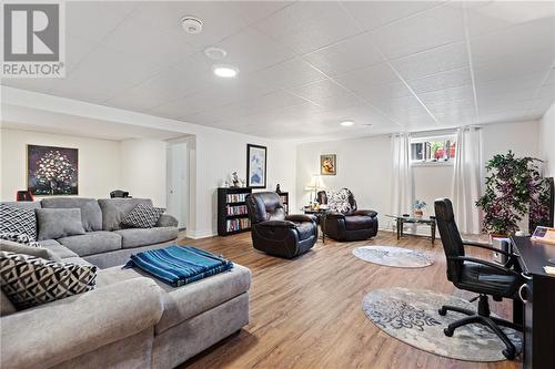 8 Billings Avenue W, South Dundas (702 - Iroquois), ON - Indoor Photo Showing Living Room