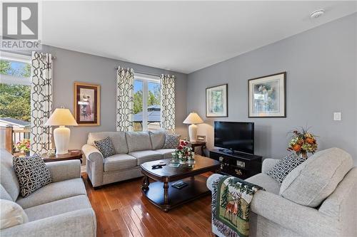 8 Billings Avenue W, South Dundas (702 - Iroquois), ON - Indoor Photo Showing Living Room