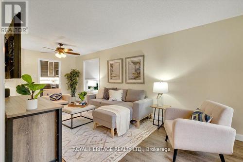 107 Clayton Crescent, Clarington, ON - Indoor Photo Showing Living Room