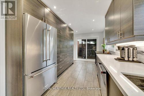 107 Clayton Crescent, Clarington (Bowmanville), ON - Indoor Photo Showing Kitchen With Upgraded Kitchen