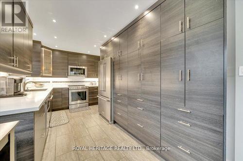 107 Clayton Crescent, Clarington (Bowmanville), ON - Indoor Photo Showing Kitchen With Upgraded Kitchen