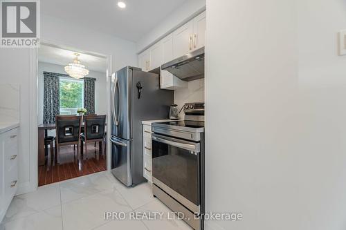 2963 Gulfstream Way, Mississauga, ON - Indoor Photo Showing Kitchen