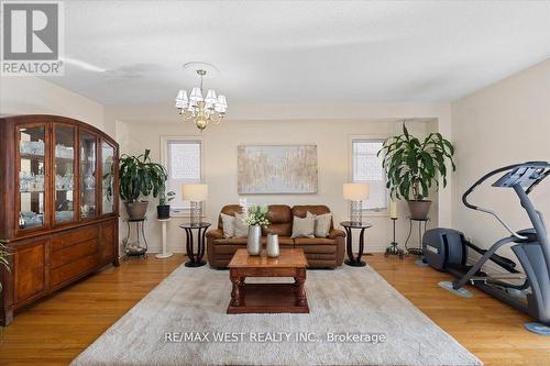 36 Lexington Road, Brampton, ON - Indoor Photo Showing Living Room