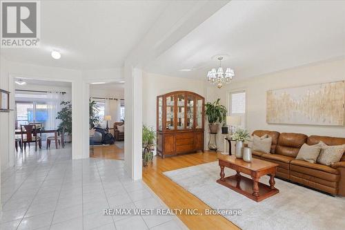 36 Lexington Road, Brampton, ON - Indoor Photo Showing Living Room