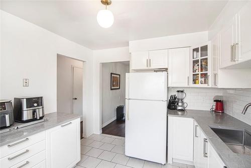 160 Lavina Crescent|Unit #I, Hamilton, ON - Indoor Photo Showing Kitchen