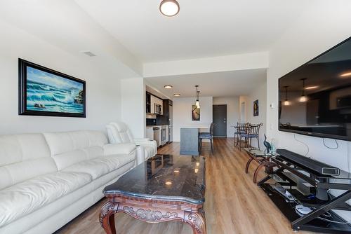 205-615 Rutland Road, Kelowna, BC - Indoor Photo Showing Living Room