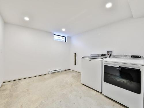 Salle de lavage - 10 Rue Pierre, Repentigny (Repentigny), QC - Indoor Photo Showing Laundry Room