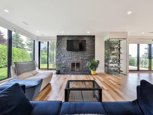 Salon - 10 Rue Pierre, Repentigny (Repentigny), QC - Indoor Photo Showing Living Room With Fireplace