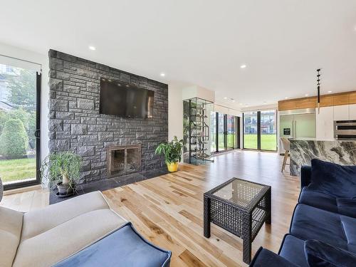 Living room - 10 Rue Pierre, Repentigny (Repentigny), QC - Indoor Photo Showing Living Room With Fireplace