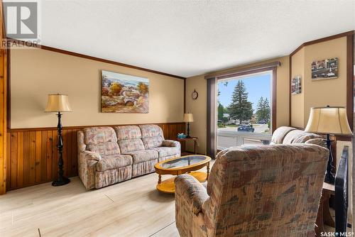 47 Roberts Place, Regina, SK - Indoor Photo Showing Living Room