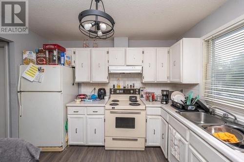 30 Albert St E, Sault Ste Marie, ON - Indoor Photo Showing Kitchen With Double Sink