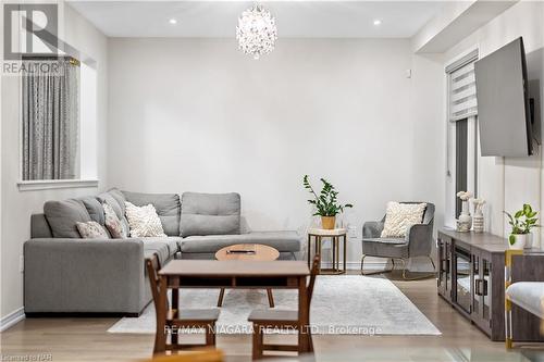 7924 Odell Crescent, Niagara Falls, ON - Indoor Photo Showing Living Room