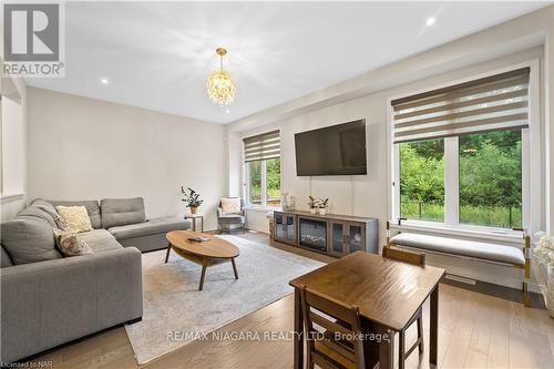 7924 Odell Crescent, Niagara Falls, ON - Indoor Photo Showing Living Room