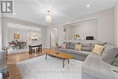 7924 Odell Crescent, Niagara Falls, ON - Indoor Photo Showing Living Room