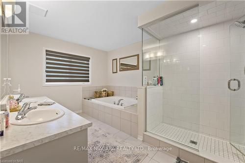 7924 Odell Crescent, Niagara Falls, ON - Indoor Photo Showing Bathroom