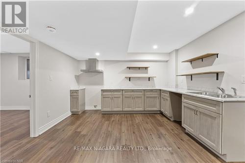 7924 Odell Crescent, Niagara Falls, ON - Indoor Photo Showing Kitchen With Double Sink