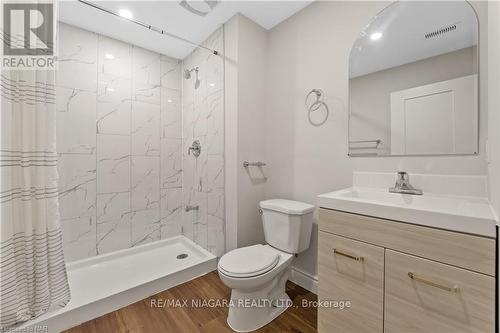 7924 Odell Crescent, Niagara Falls, ON - Indoor Photo Showing Bathroom