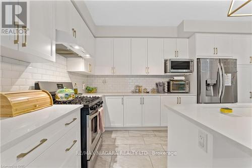 7924 Odell Crescent, Niagara Falls, ON - Indoor Photo Showing Kitchen