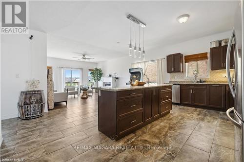 4432 Cinnamon Grove, Niagara Falls, ON - Indoor Photo Showing Kitchen With Upgraded Kitchen